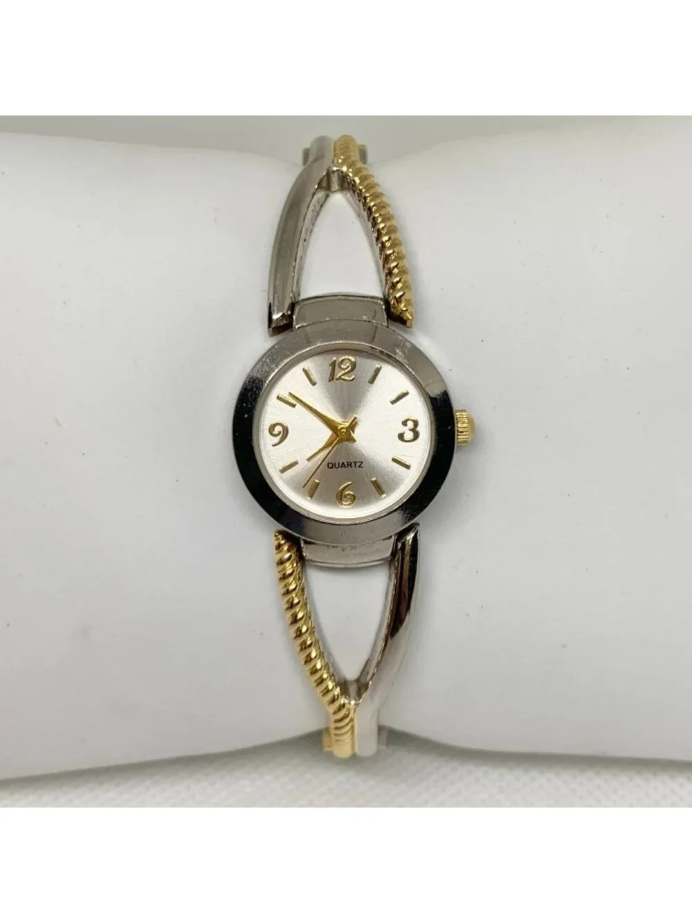 Women’s quartz watch silver gold tone 22mm stretch band  7.5” running